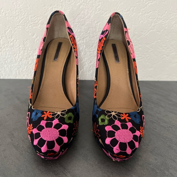 Tahari Embroidered Floral 4” Black Pink Heels Wearable Art Whimsical Women’s 8 - Picture 1 of 10